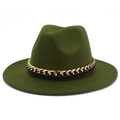 Détail d'un chapeau fedora vert olive avec chaîne en métal doré et ruban tressé noir décoratif - Taille unique / Vert Militaire