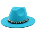 Détail du chapeau jazz bleu lac en laine avec chaîne dorée et ruban tissé noir élégant - Taille unique / Bleu ciel