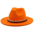 Détail du chapeau Fedora en laine orange avec chaîne dorée et ruban tressé noir élégant - Taille unique / Orange