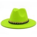 Détail du chapeau fedora vert néon avec chaîne dorée et ruban en cuir noir - Taille unique / Jaune Néon