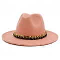 Détail d'un chapeau fedora rose en laine avec une chaîne décorative dorée et noire chic - Taille unique / Rose chair