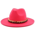 Détail de la chaîne en métal doré et du ruban noir sur un chapeau fedora en laine magenta - Taille unique / Rose rouge