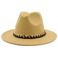 Détail d'un chapeau fedora kaki en laine avec chaîne acrylique dorée et ruban noir - Taille unique / Kaki