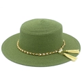 Dettaglio cappello di paglia verde con catena in metallo decorativa, perle e nappe - Verde Erba