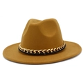 Détail du chapeau Fedora en laine camel avec chaîne dorée et ceinture tissée noire - Taille unique / Marron
