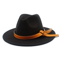 Detail eines schwarzen Fedora-Hutes mit braunem Lederband und weißen Ziernähten - Einheitsgröße / Schwarz