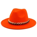 Vue détaillée du chapeau en laine orange avec une chaîne décorative dorée et noire - Taille unique / Rouge Orangé