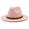 Chapeau fedora rose à large bord avec chaîne décorative noir et or pour un look chic - Taille unique / Rose