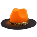 Detalle de sombrero fedora degradado con banda de leopardo y hebilla de metal dorado - Naranja y Negro