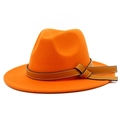 Detail eines orangen Fedora-Filzhutes mit braunem Lederband und weißen Nähten - Einheitsgröße / Orange