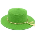 Dettaglio cappello di paglia verde con catena dorata, perle e nappe eleganti da estate - Verde Smeraldo