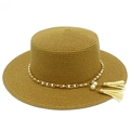 Dettaglio cappello di paglia da donna con catena d'oro con perle e nappe bianche - Marrone