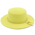 Dettaglio di un cappello di paglia giallo con catena dorata e nappe di perle eleganti - Giallo Neon