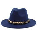 Gros plan détaillé du chapeau fedora bleu foncé avec chaîne dorée et insert en cuir noir - Taille unique / Bleu clair