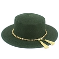 Dettaglio cappello in paglia verde scuro con catena dorata, perle e nappe beige - verde scuro