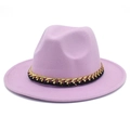 Détail d'un chapeau fedora lavande avec une chaîne décorative dorée et noire élégante - Taille unique / Mauve Clair