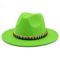 Vue détaillée du chapeau fedora vert fluo avec chaîne dorée et ruban en cuir noir décoratif - Taille unique / Vert Fluorescent