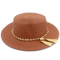 Dettaglio cappello di paglia con catena dorata, perle bianche e nappe beige - Rosa scuro