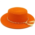 Elegante cappello di paglia arancione con catena di perle dorate e nappe laterali - Arancione