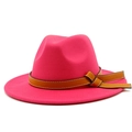 Detail eines magentafarbenen Wollfilzhutes mit braunem Lederband und Schleifenschnalle - Einheitsgröße / Fuchsia