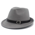 Detalle de sombrero de lana gris con correa de cuero negro y hebilla metálica de plata - Talla única / Gris
