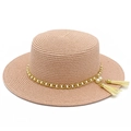 Dettaglio cappello di paglia rosa con catena dorata, perle e nappe beige - Rosa Chiaro