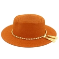 Dettaglio cappello estivo con catena dorata, perle bianche e nappe color beige - Caramello