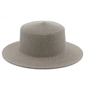 Dettaglio ravvicinato della trama fine di un cappello da sole in paglia intrecciata beige - Taglia unica / Grigio