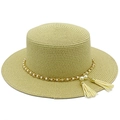 Dettaglio cappello di paglia beige con elegante catena dorata, perle e nappine - Beige