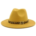 Dettaglio del cappello in feltro giallo con fascia leopardata e fibbia dorata - Taglia unica / Cachi