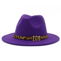 Dettaglio ravvicinato di un cappello jazz in feltro viola con fibbia a stampa leopardata - Taglia unica / Viola