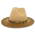 Detail des Leopardenmusters und der Goldschnalle an diesem schicken Filz-Fedora - Einheitsgröße / Beige und Kamel