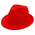 Dettaglio di un cappello fedora in lana rossa con corona classica e tesa a bordo arrotolato - Taglia unica / Rosso