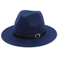 Détail d'un chapeau fedora bleu marine en laine avec bande en cuir et boucle argent - Taille unique / Bleu clair
