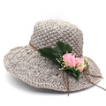 Chapeau de soleil en raphia gris pour femme avec décor floral rose et large bord - M (56-58cm) / Gris Et Fleur Rose