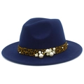 Détail d'un chapeau en laine bleu marine avec ruban léopard, perles et motifs floraux - Bleu clair