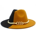 Détail d'un chapeau en laine bicolore avec chaîne dorée et ruban tressé décoratif - Noir Brun