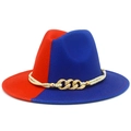 Détail d'un chapeau fedora bicolore avec chaîne dorée et garniture en corde tressée - Rouge & Bleu
