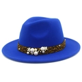Détail du chapeau fedora bleu roi avec ruban léopard et perles blanches élégantes - Bleu royal