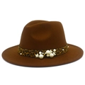 Détail du chapeau fedora en laine marron foncé avec ruban léopard et accents perlés - Café