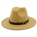 Gros plan d'un chapeau fedora en laine gingembre avec sangle en similicuir noir et boucles - Taille unique / Chameau