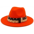 Dettaglio del cappello fedora arancione in lana con elegante fascia di perle e strass - Rosso Arancio