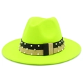 Dettaglio del cappello fedora in lana giallo neon con fascia decorata di strass e perle - Giallo Neon