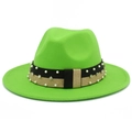 Dettaglio cappello fedora verde neon con fascia nero-oro e decorazioni di perle - Verde Fluorescente