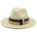 Dettaglio cappello fedora beige con nastro nero e oro decorato con perle e strass - Beige