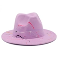 Sombrero Fedora lavanda con salpicaduras de grafiti artístico y ala plana elegante - Morado
