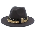 Dettaglio di un cappello fedora in lana grigio scuro con nastro decorato perle e strass - grigio scuro