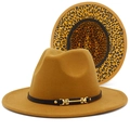 Détail d'un chapeau fedora jaune avec bord imprimé léopard et ceinture en cuir noir - Marron