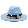 Dettaglio del cappello fedora azzurro con nastro, perle e strass di cristallo lucenti - Azzurro