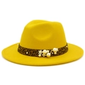 Dettaglio cappello fedora giallo con fascia leopardata, perle bianche e fiori - Giallo